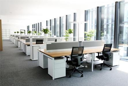 哈尔滨二手办公家具回收：会议桌，隔断办公桌等